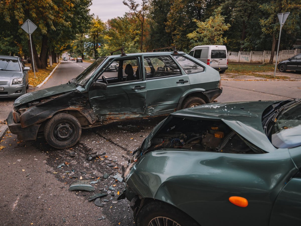 Автомобиль врезался в ВАЗ в дверь со стороны водителя Автомобиль врезался в ВАЗ в дверь со стороны водителя