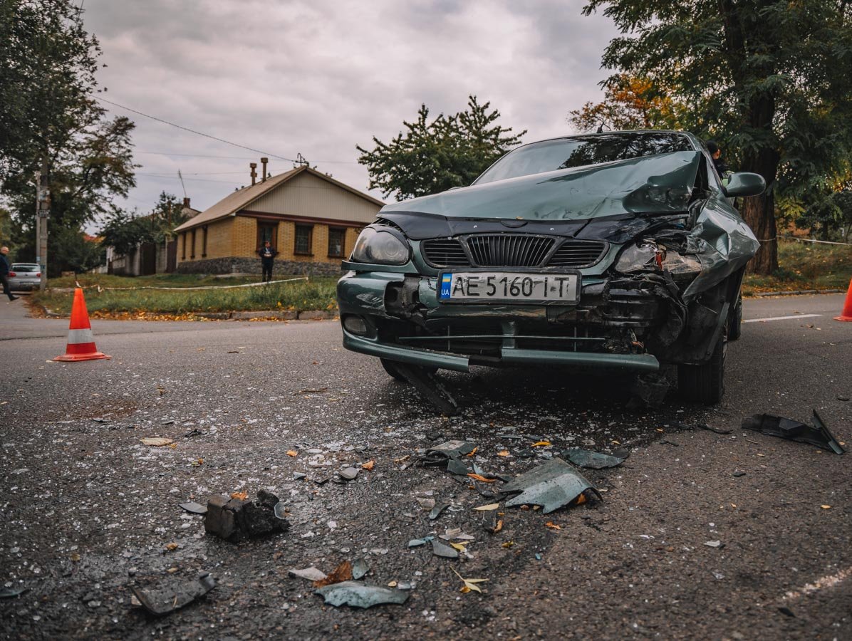 От столкновения у Daewoo разворотило переднюю часть От столкновения у Daewoo разворотило переднюю часть