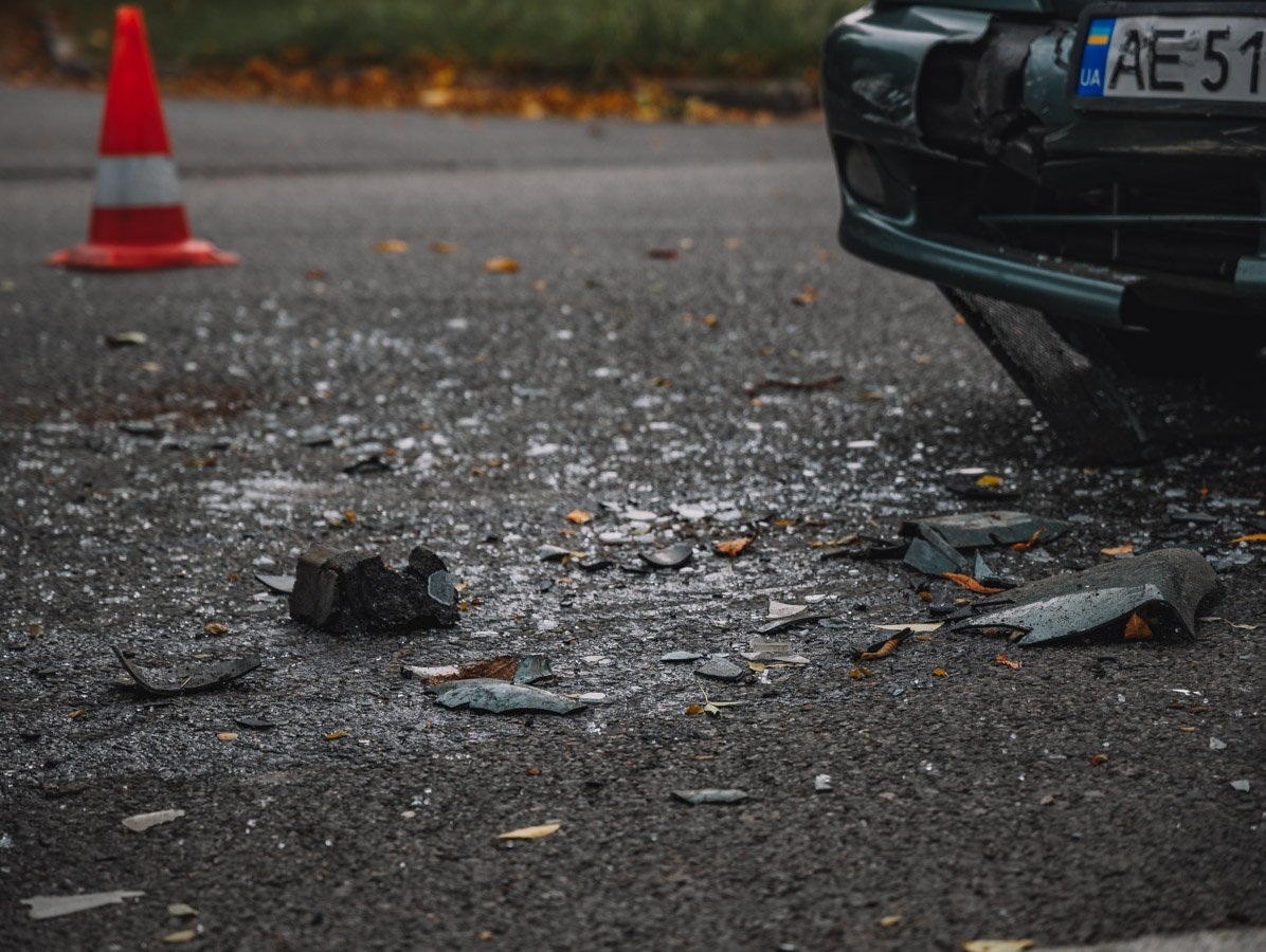 Стекло с двери возле водителя рассыпалось по проезжей части Стекло с двери возле водителя рассыпалось по проезжей части