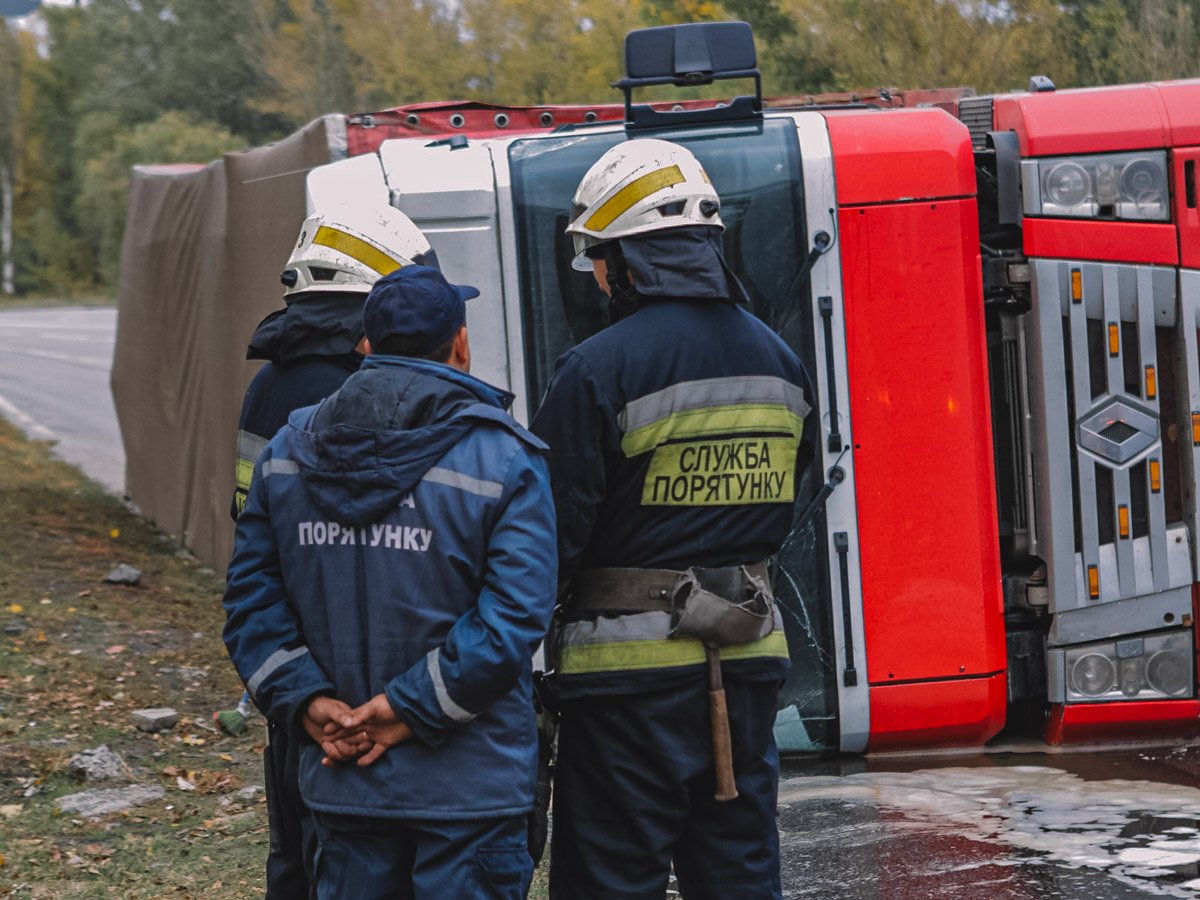 На дорогу вылилось топливо