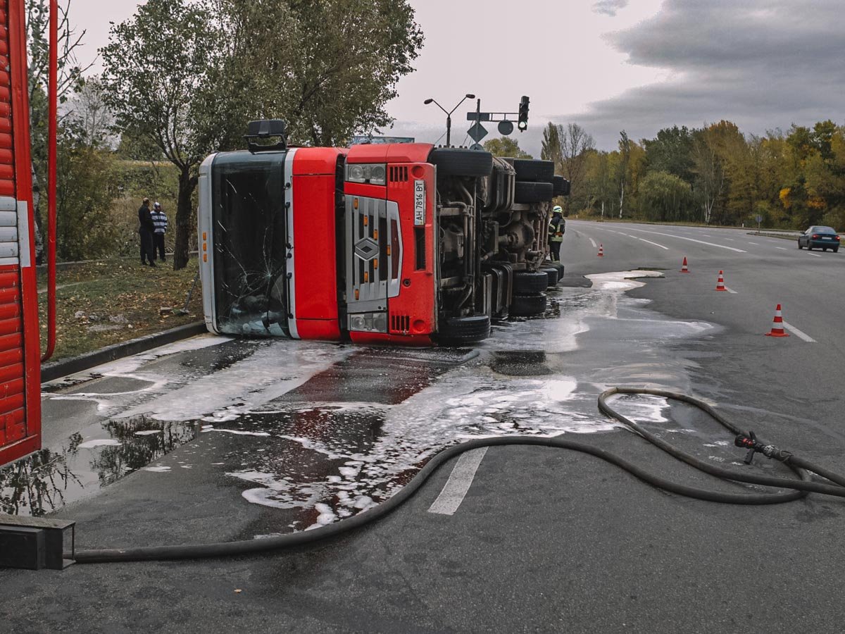 На дорогу вылилось топливо