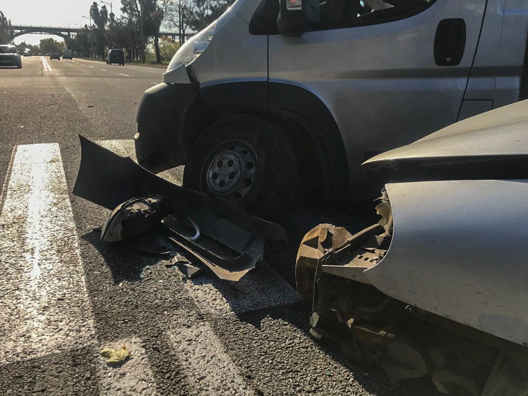 На улице Маршала Малиновского столкнулись Citroen и Ford На улице Маршала Малиновского столкнулись Citroen и Ford