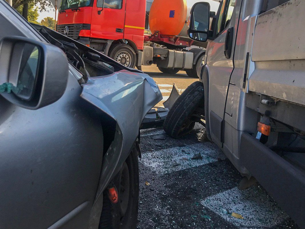 С места аварии водителя легковушки забрала скорая помощь С места аварии водителя легковушки забрала скорая помощь