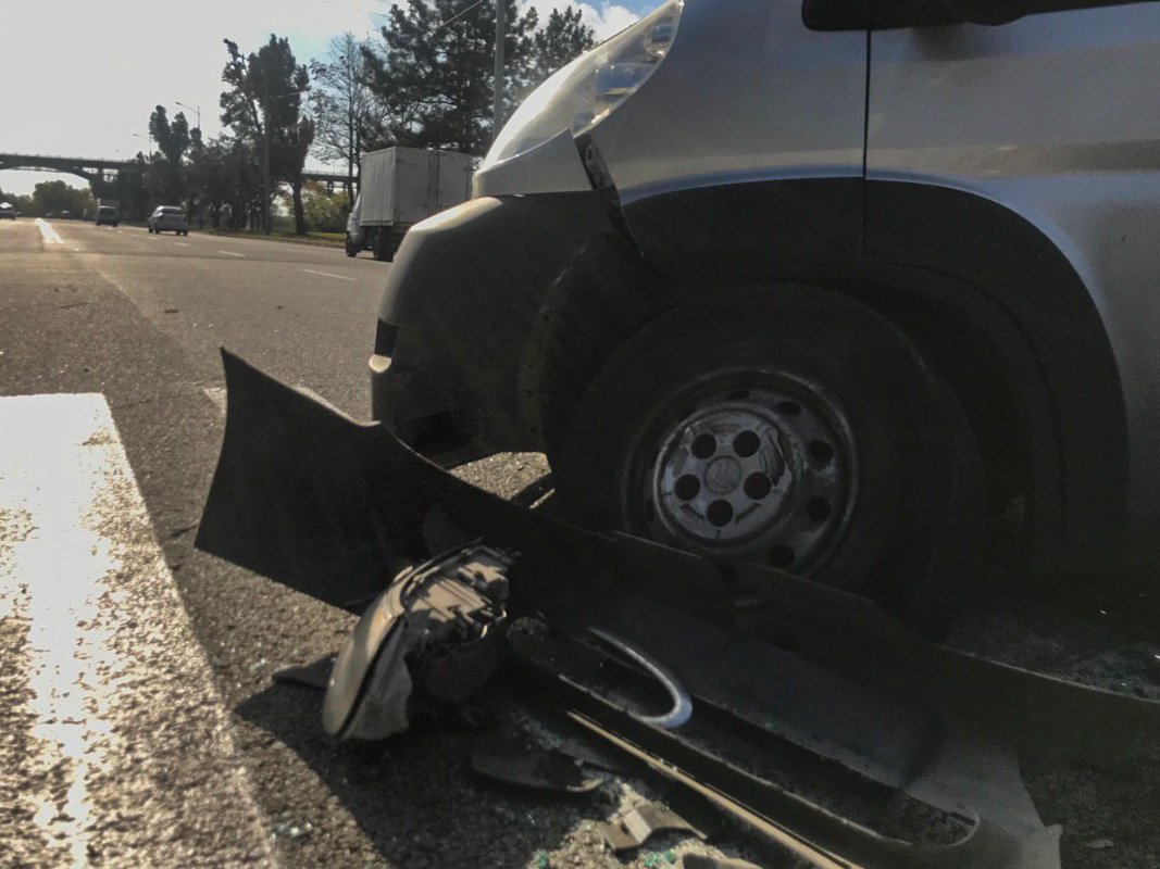 От удара у грузовика вырвало левое переднее колесо и погнулось правое, у легковушки - смята передняя часть От удара у грузовика вырвало левое переднее колесо и погнулось правое, у легковушки - смята передняя часть