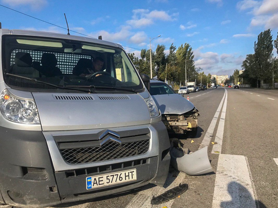 Заняты две полосы движения в сторону Приднепровска - проездной крайний правый ряд Заняты две полосы движения в сторону Приднепровска - проездной крайний правый ряд