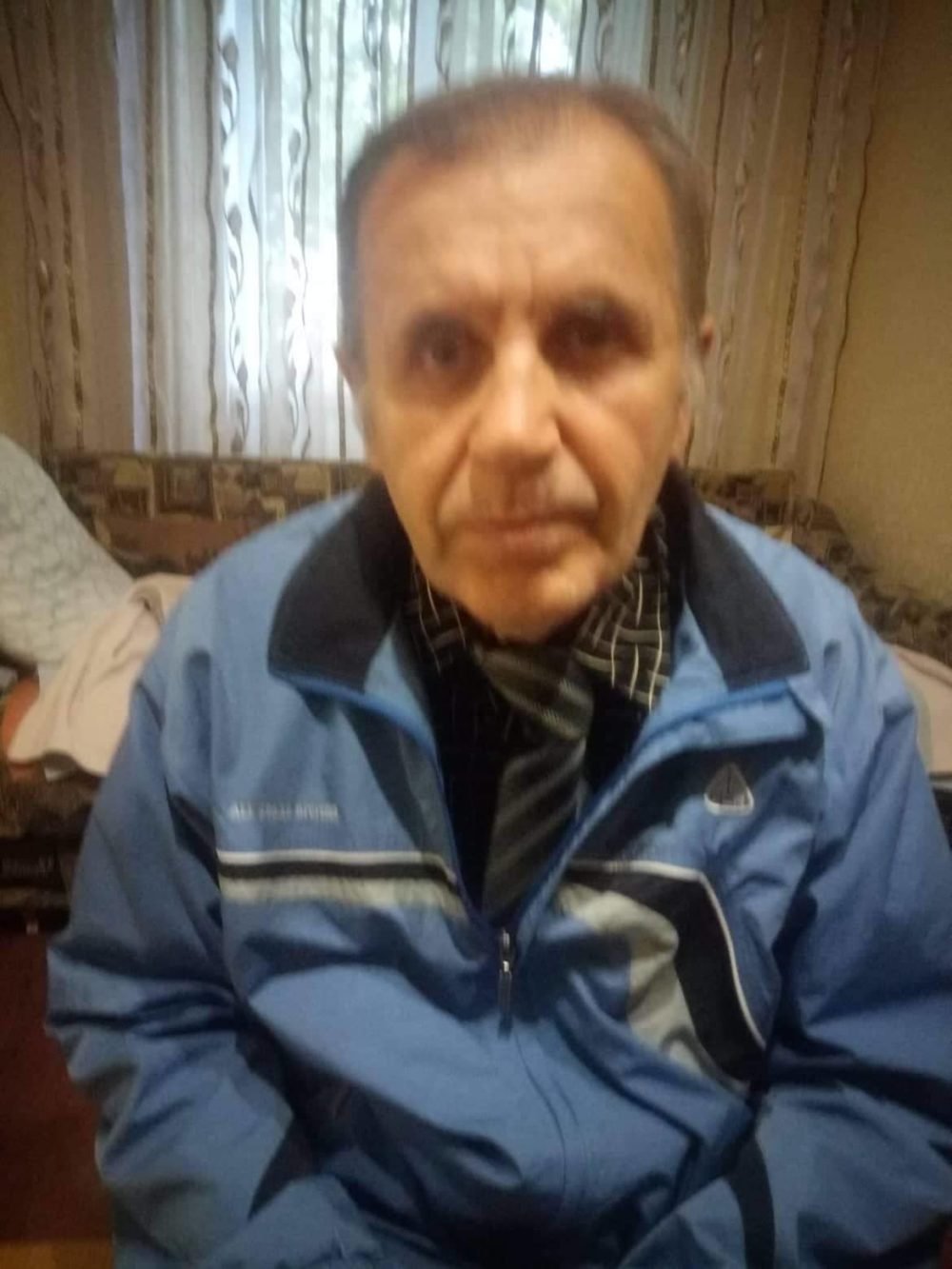 Мужчина немного сутулится, в последнее время часто игнорирует вопросы, больше стеклянный взгляд