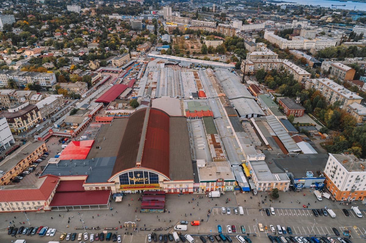 Большая половина торговых рядов закрыта