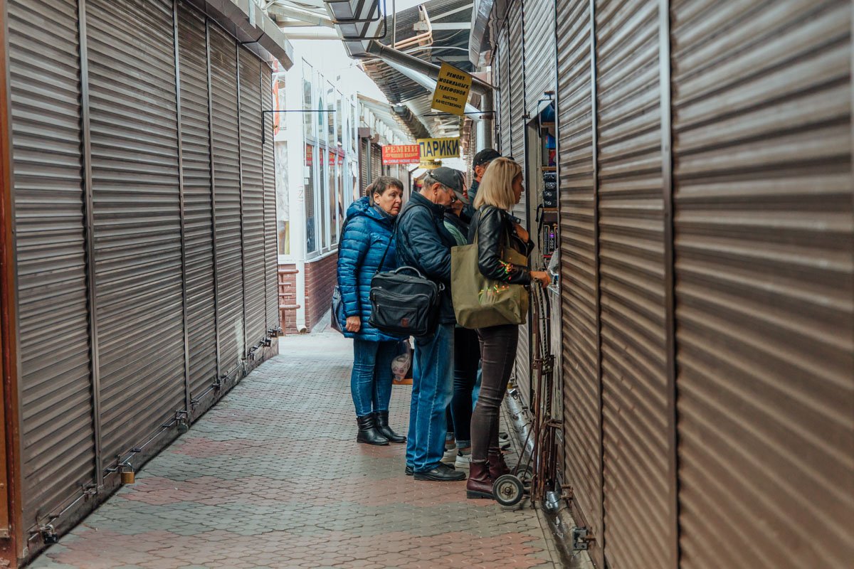 Среди "выживших" - киоск по ремонту мобильных телефонов