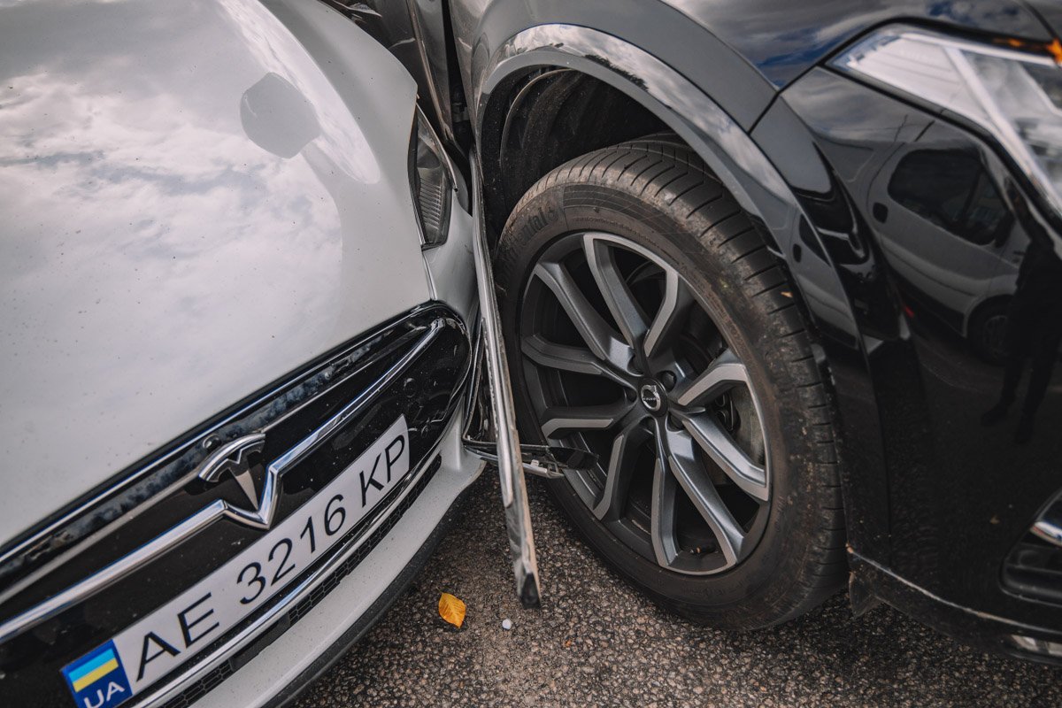 На проспекте Слобожанском столкнулись три автомобиля: Tesla, Volvo и Renault