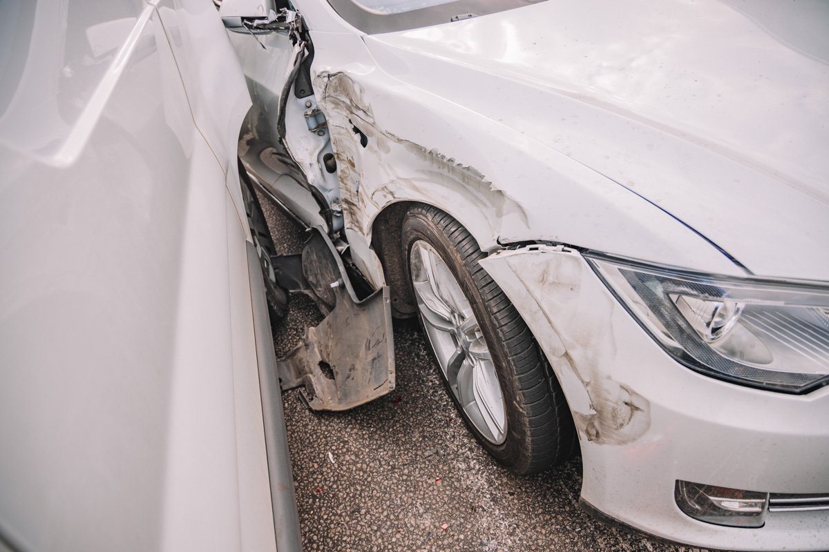 Tesla пострадала больше других иномарок - у нее оторвало колесо