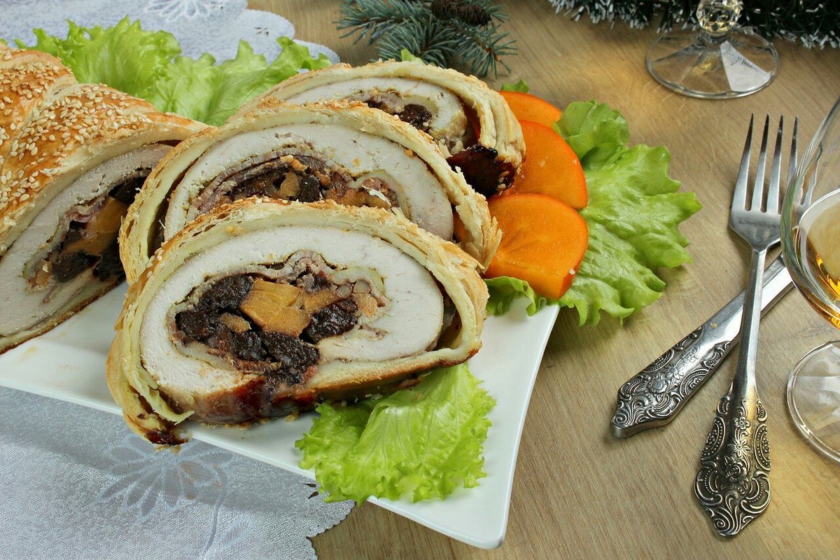 Полезные и вкусные рецепты: как приготовить рулет из индейки с черносливом и орехами 1