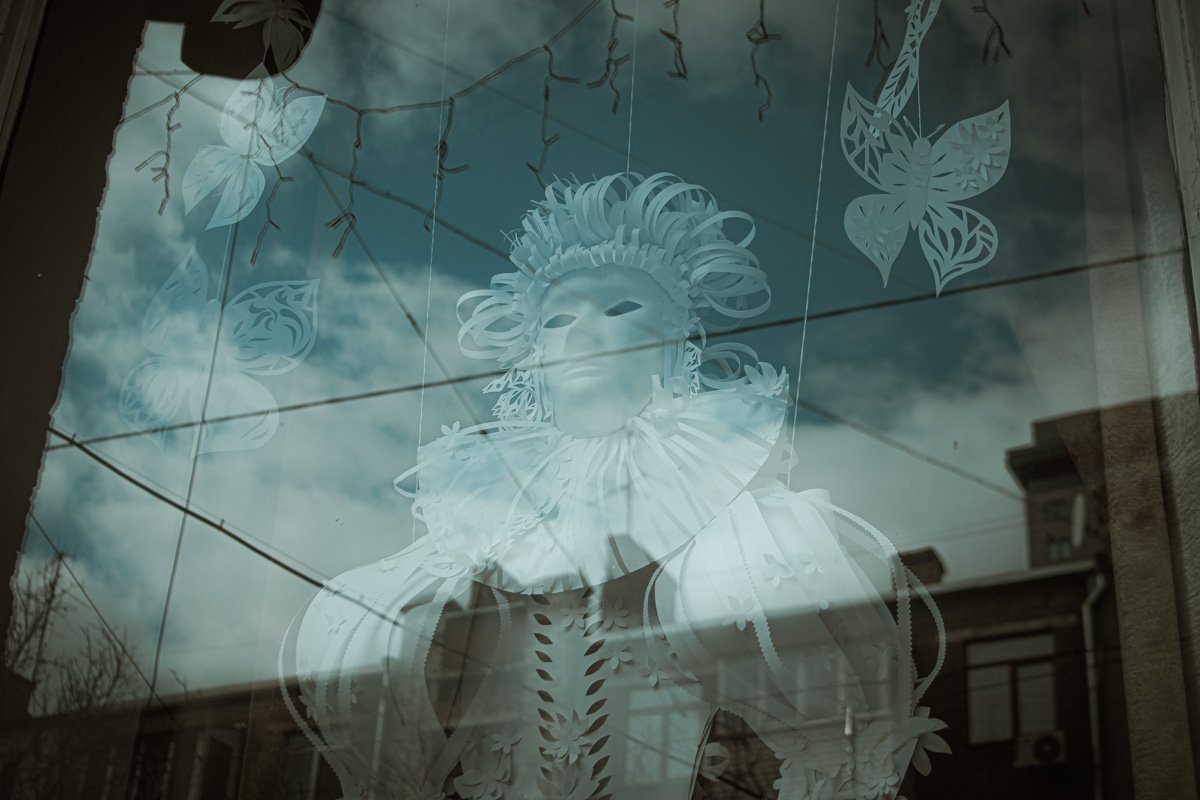 Заморочились, чтобы заставить вас хоть на пару минут обратить внимание на витрину