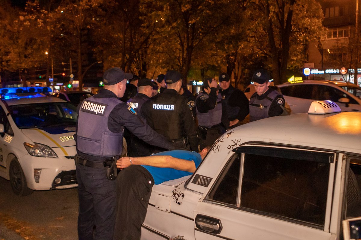 На Рабочей патрульные задержали двоих мужчин На Рабочей патрульные задержали двоих мужчин