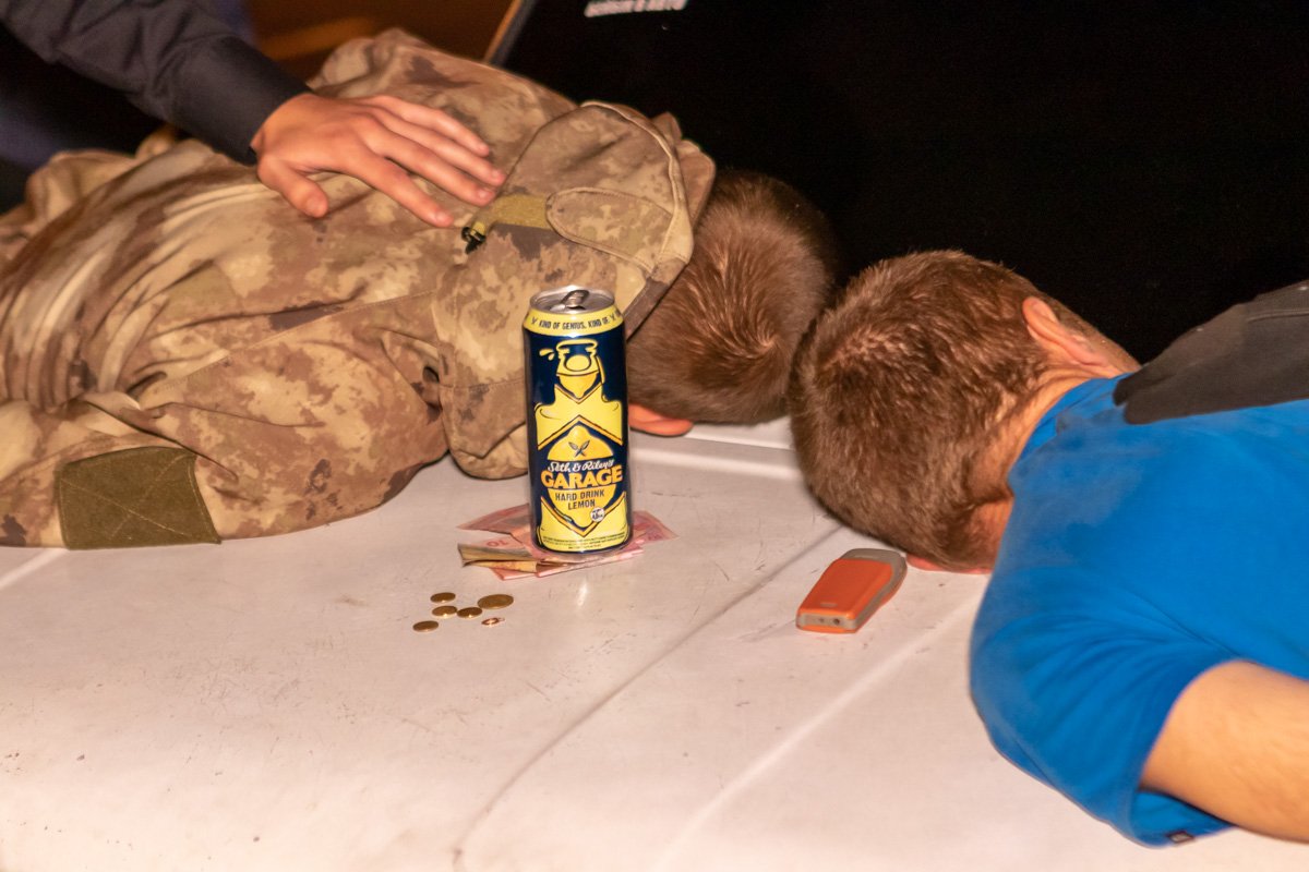 Мужчины подбегали к женщина и срывали с них украшения Мужчины подбегали к женщина и срывали с них украшения