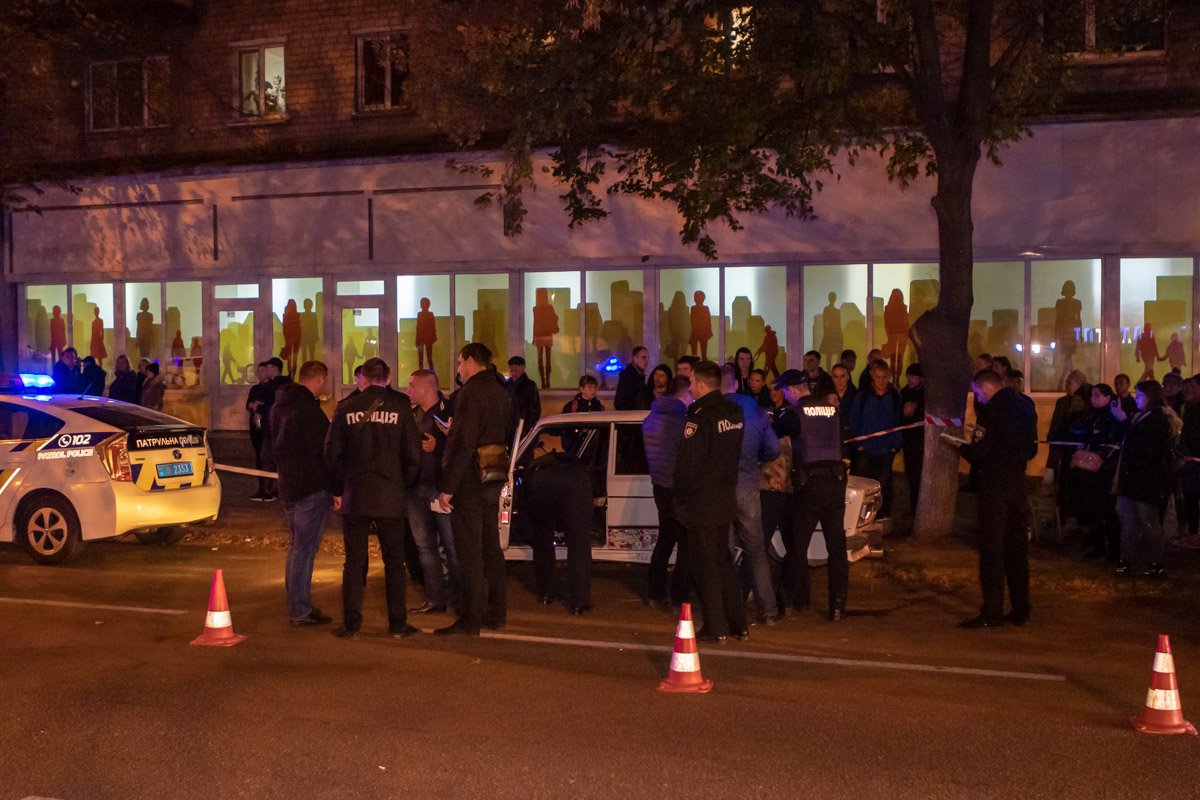 Люди внимательно наблюдали за происходящим Люди внимательно наблюдали за происходящим