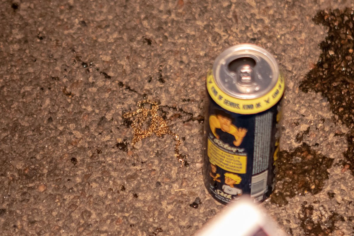 Одну из цепочек мужчины спрятали в пустой банке из под пива Одну из цепочек мужчины спрятали в пустой банке из под пива