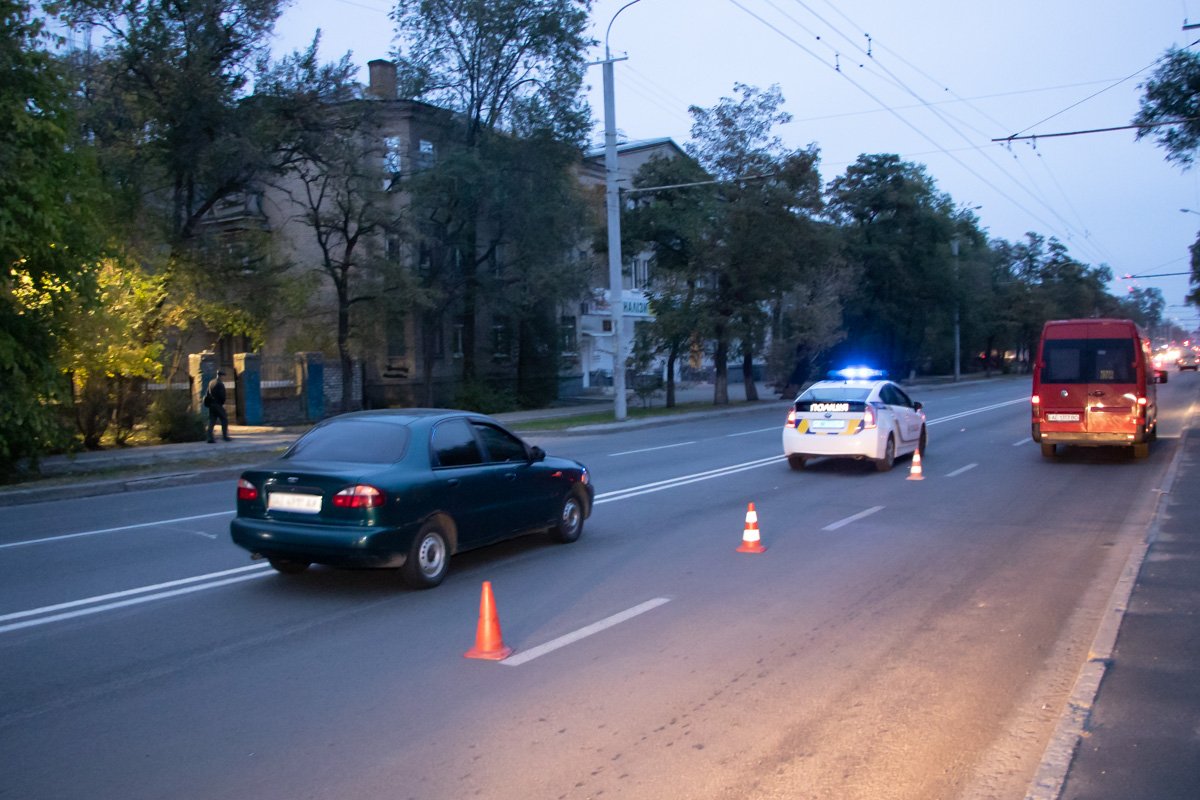 Машины объезжают ДТП справа