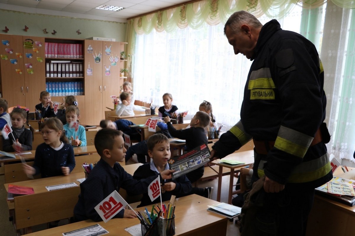 В конце урока детям раздали информационные листовки и тематические сувениры