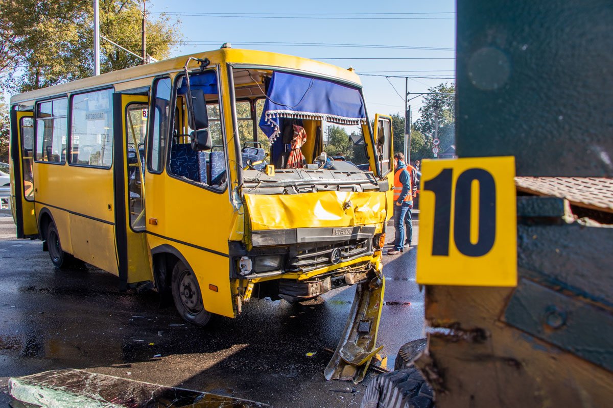 Маршрутка была буквально набита пассажирами Маршрутка была буквально набита пассажирами