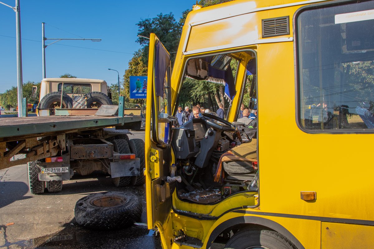 В результате аварии 13 человек получили травмы разной степени тяжести - от ушибов до переломов В результате аварии 13 человек получили травмы разной степени тяжести - от ушибов до переломов
