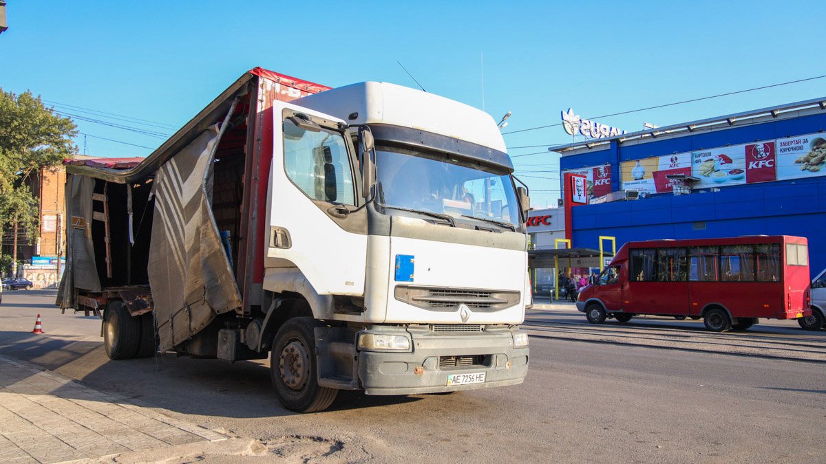 На проспекте Богдана Хмельницого, грузовик потерял более 8 тонн металла На проспекте Богдана Хмельницого, грузовик потерял более 8 тонн металла