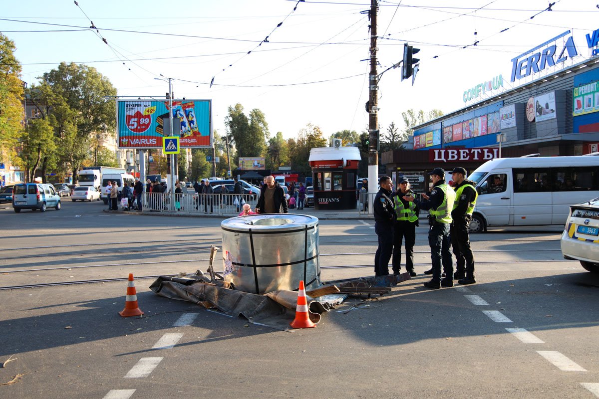 Сейчас металл лежит на проезжей части Сейчас металл лежит на проезжей части