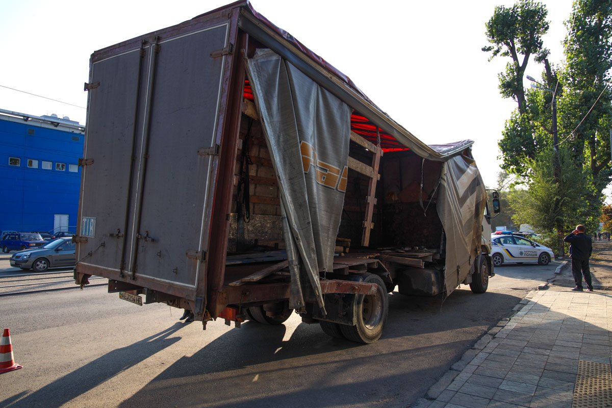 Водитель грузовика рассказал, что проезжал через перекресток, когда груз выпал из его авто Водитель грузовика рассказал, что проезжал через перекресток, когда груз выпал из его авто
