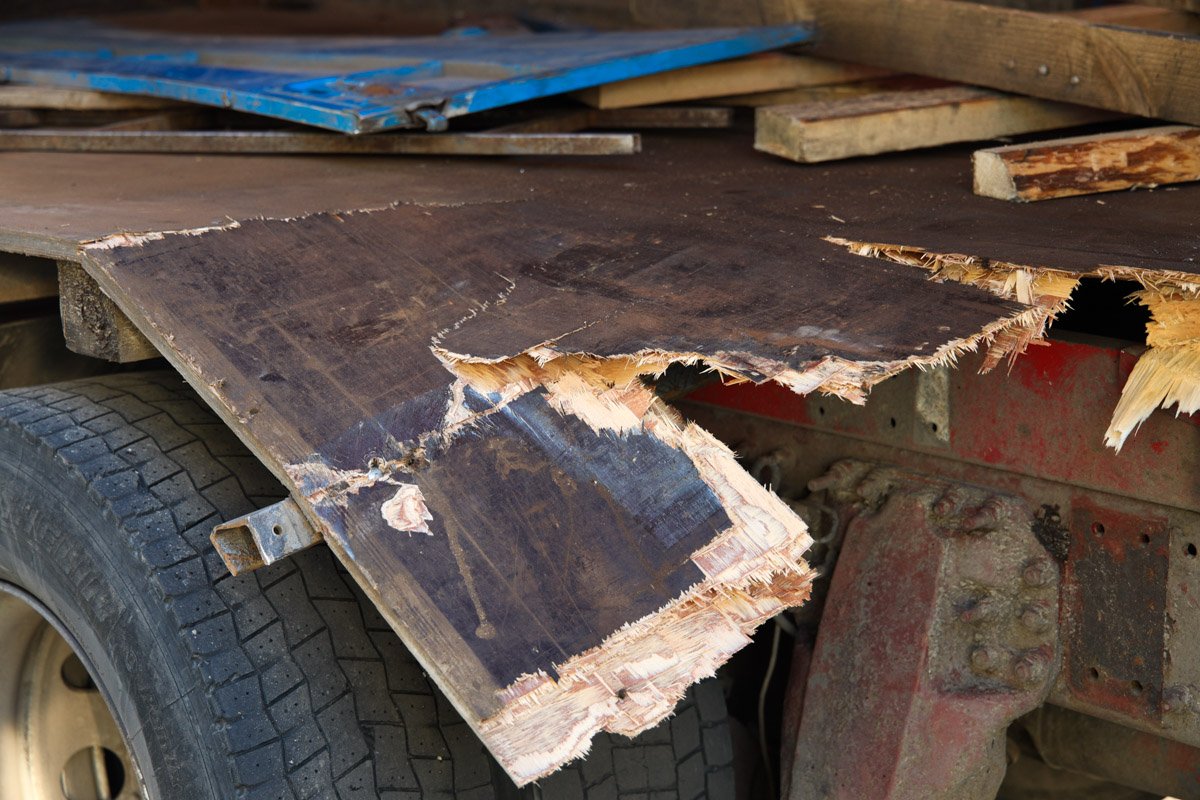 По словам водителя, вес металлической конструкции составляет 8,2 тонны По словам водителя, вес металлической конструкции составляет 8,2 тонны