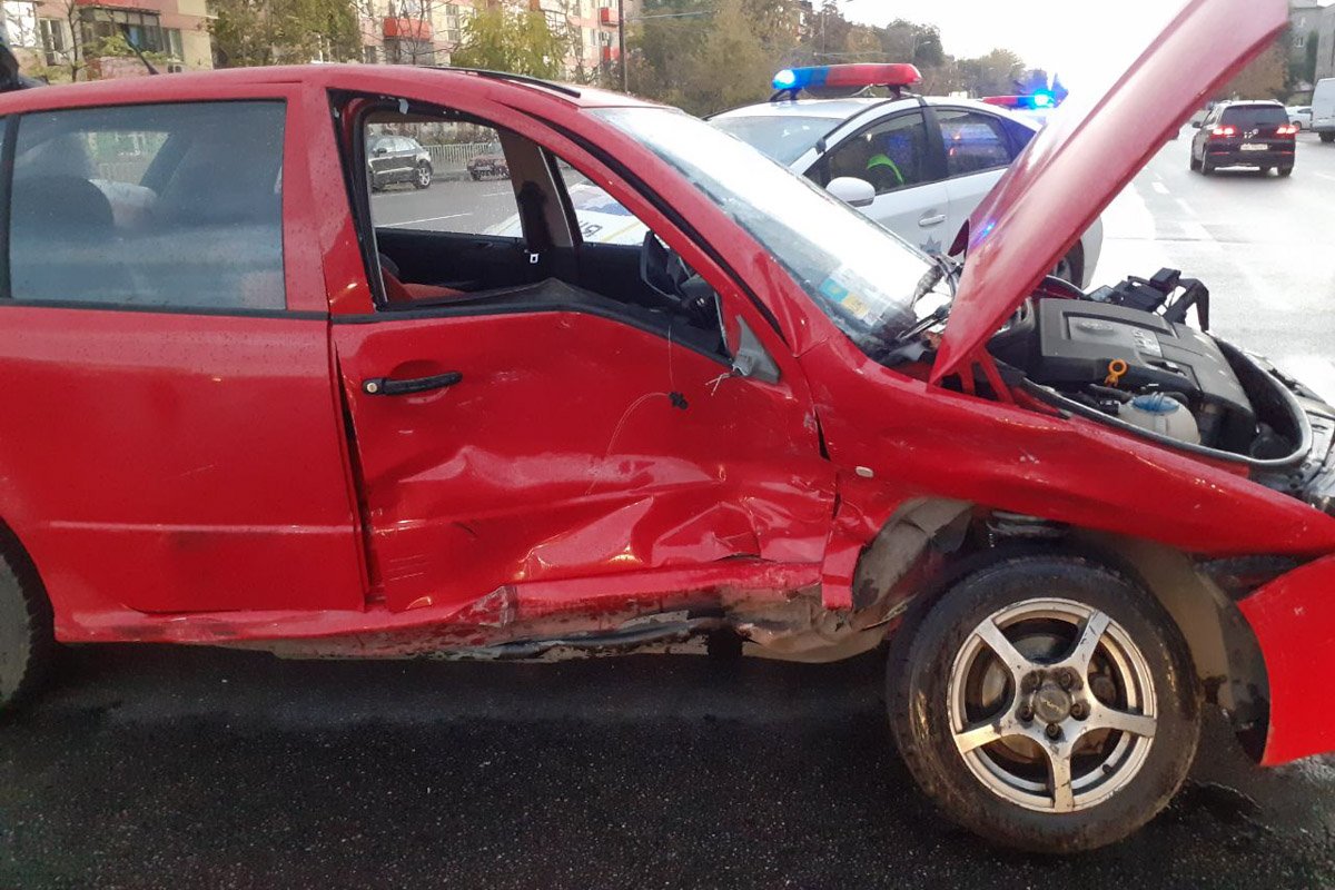 Удар пришелся в правую переднюю дверь