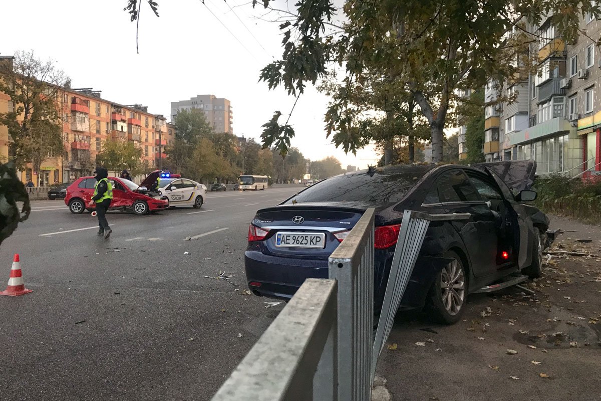 Автомобиль снес несколько секций ограждения