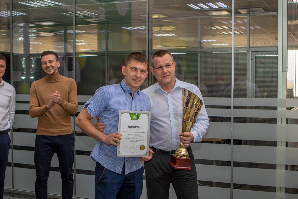 Константин Шапкин, капитан команды, и Глава правления ПриватБанка Петр Крумханзл