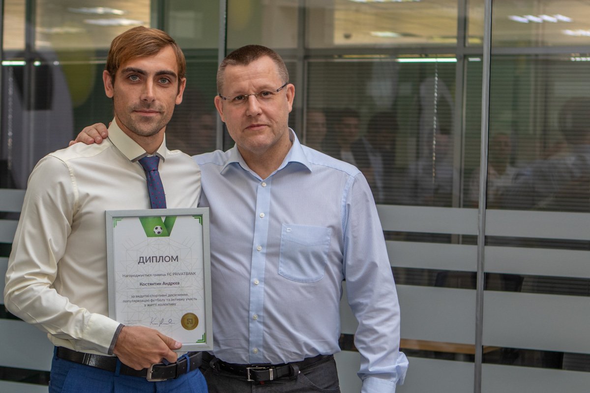 Константин Андреев, тренер команды, и Глава правления ПриватБанка Петр Крумханзл