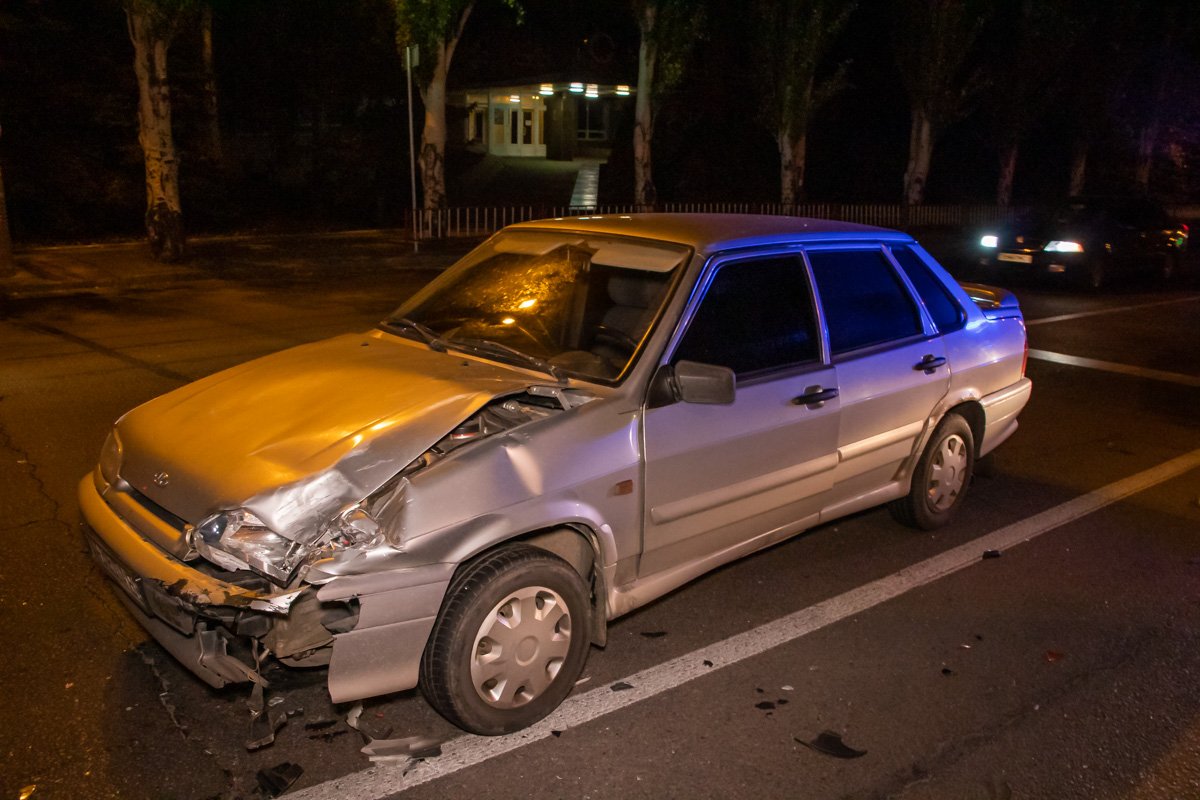 У Lada Samara разбита левая часть бампера