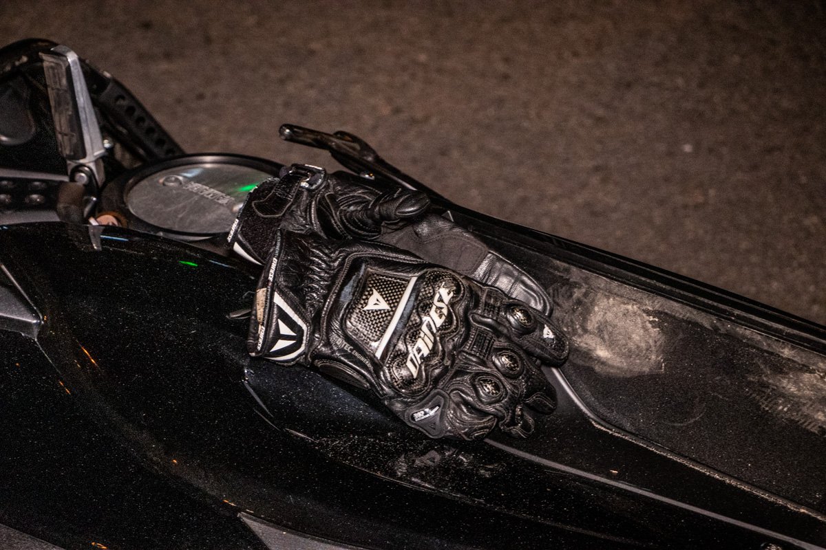 По информации свидетеля, пассажир и водитель мотоцикла ехали в шлемах