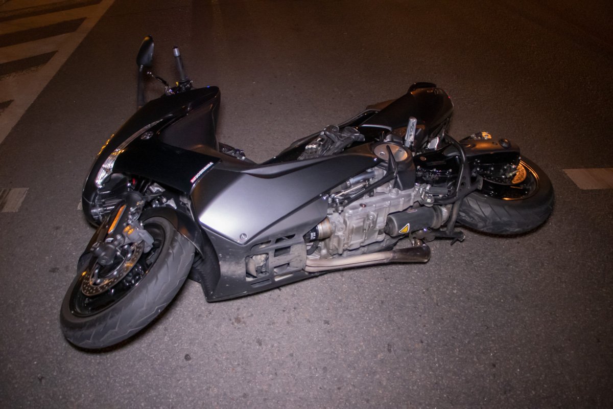 Мотоцикл оставался лежать на проезжей части