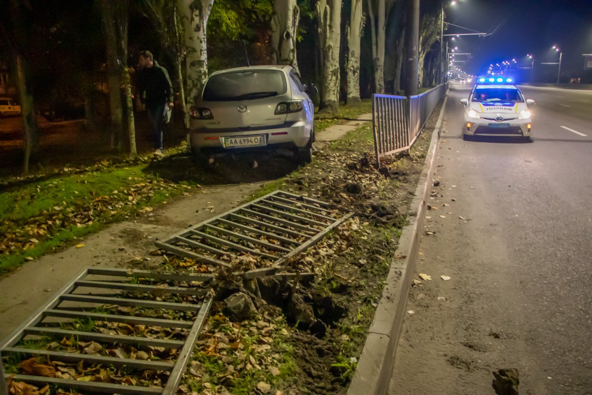 Mazda снесла три части ограждения Mazda снесла три части ограждения