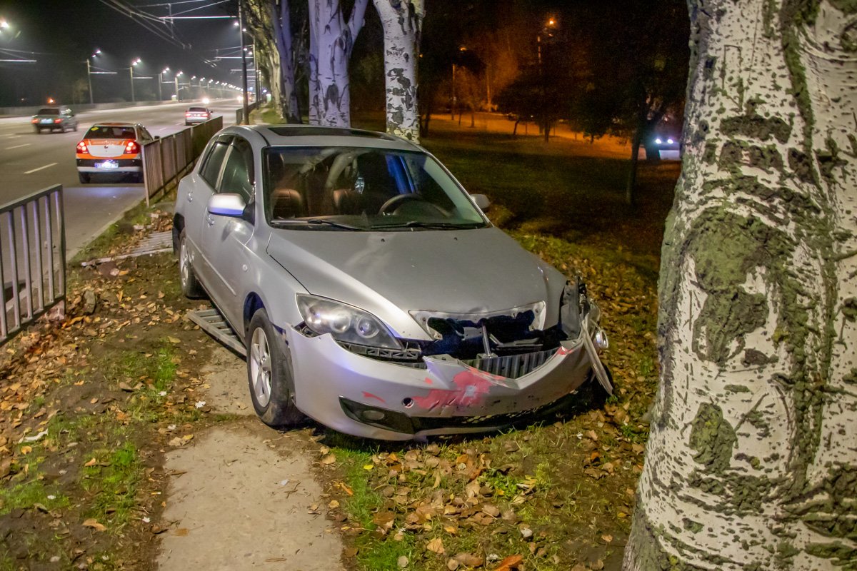 У машины разбита передняя часть У машины разбита передняя часть