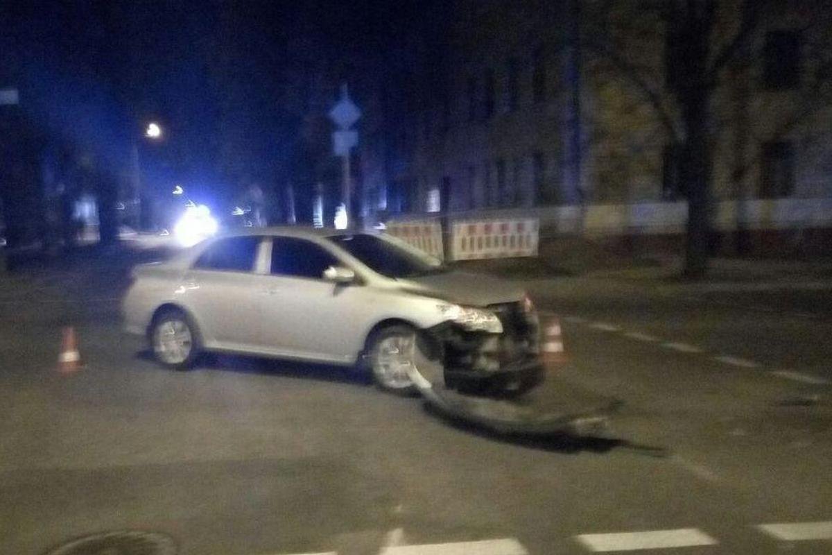 Разбитый бампер Toyota Corolla Разбитый бампер Toyota Corolla