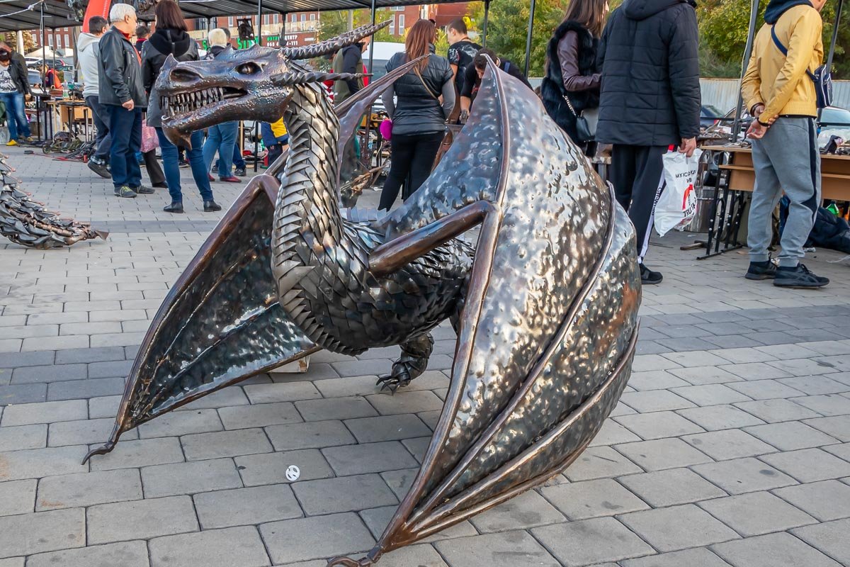 Дайнерис пошла создавать остальных двоих драконов 