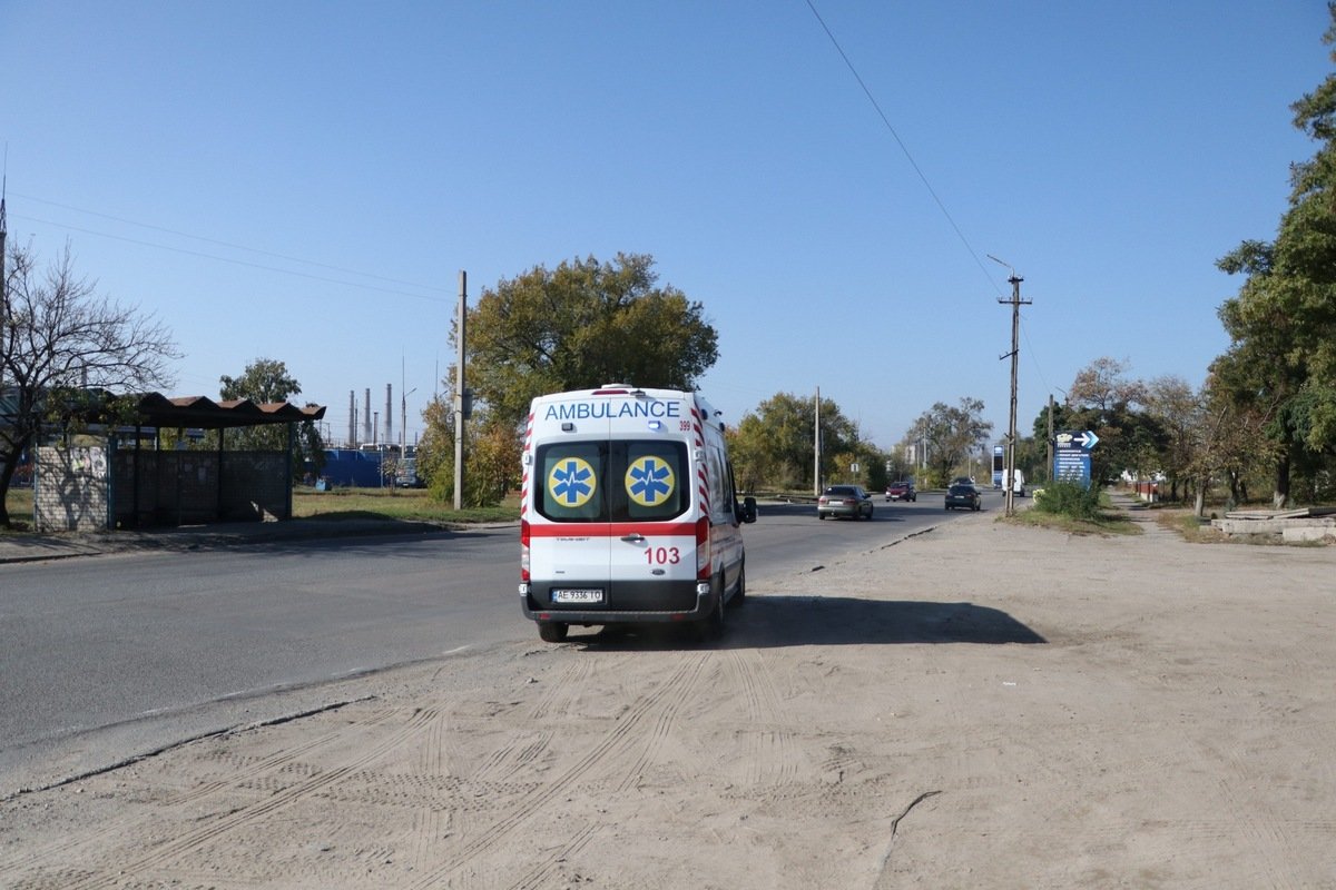 Женщину с места аварии забрала скорая помощь Женщину с места аварии забрала скорая помощь