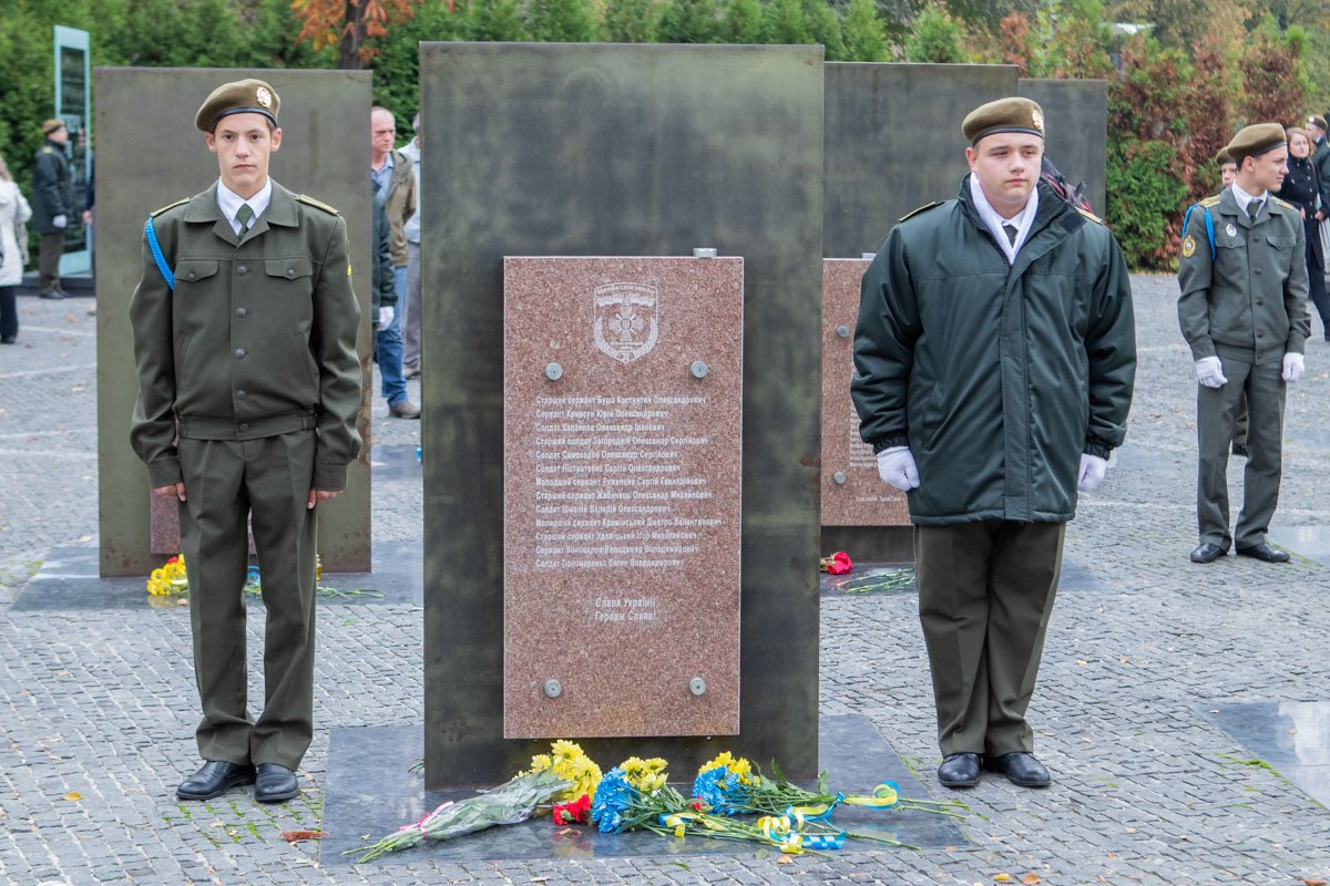 Память погибших почтили цветами и минутой памяти Память погибших почтили цветами и минутой памяти