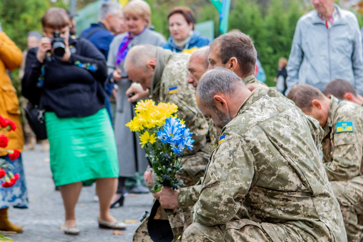 В основном возлагали желтые и голубые гвоздики и хризантемы В основном возлагали желтые и голубые гвоздики и хризантемы