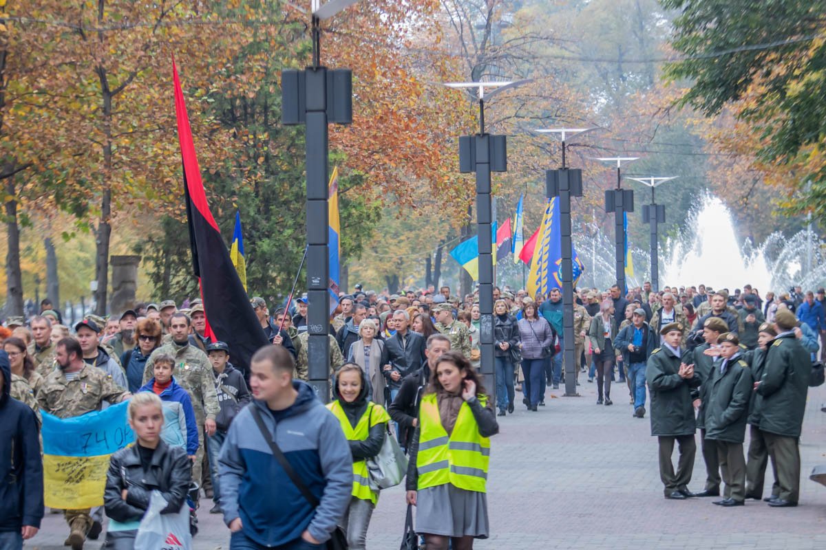 Над шествием развевались флаги Над шествием развевались флаги