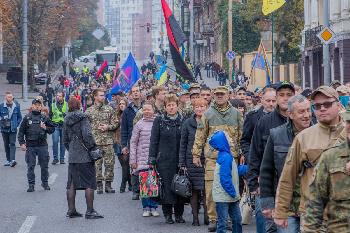 Колонна прошла от Днепропетровской ОГА до флагштока на проспекте Яворницкого Колонна прошла от Днепропетровской ОГА до флагштока на проспекте Яворницкого