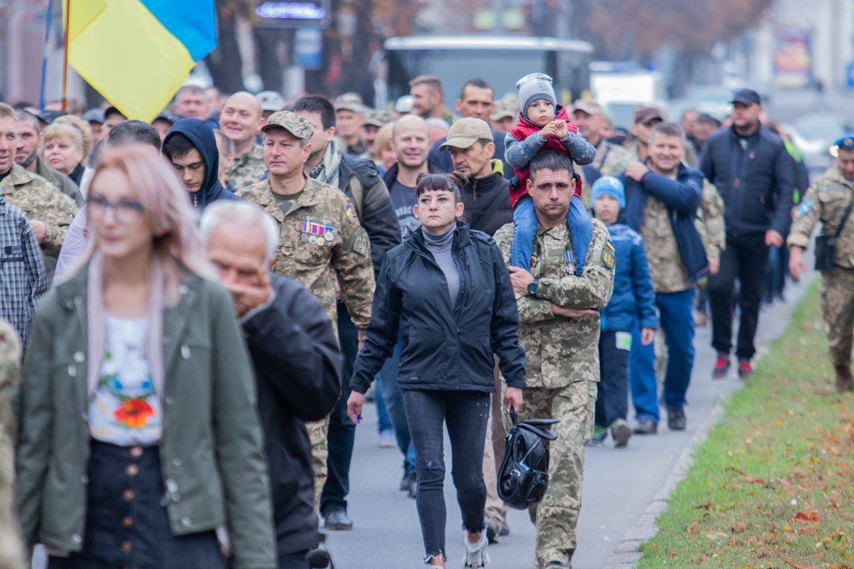 Защитников Украины пришли поддержать благодарные жители города Защитников Украины пришли поддержать благодарные жители города