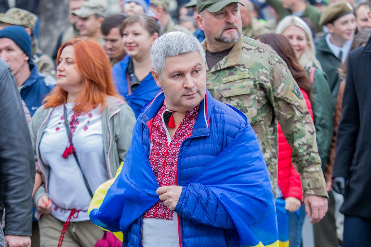 В пасмурную погоду шествие разукрасили вышиванки и украинские флаги В пасмурную погоду шествие разукрасили вышиванки и украинские флаги