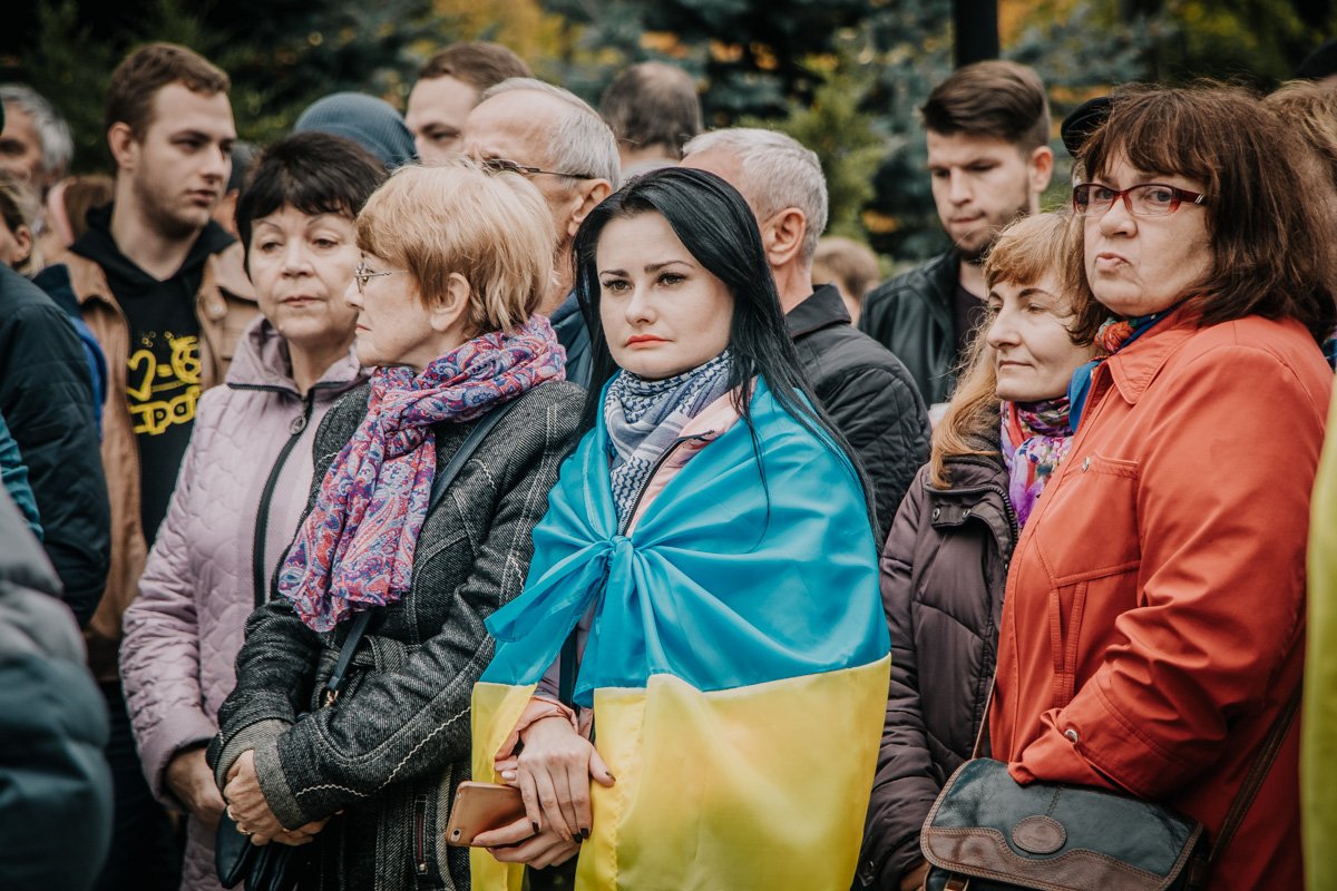 На митинг собралось около тысячи людей На митинг собралось около тысячи людей