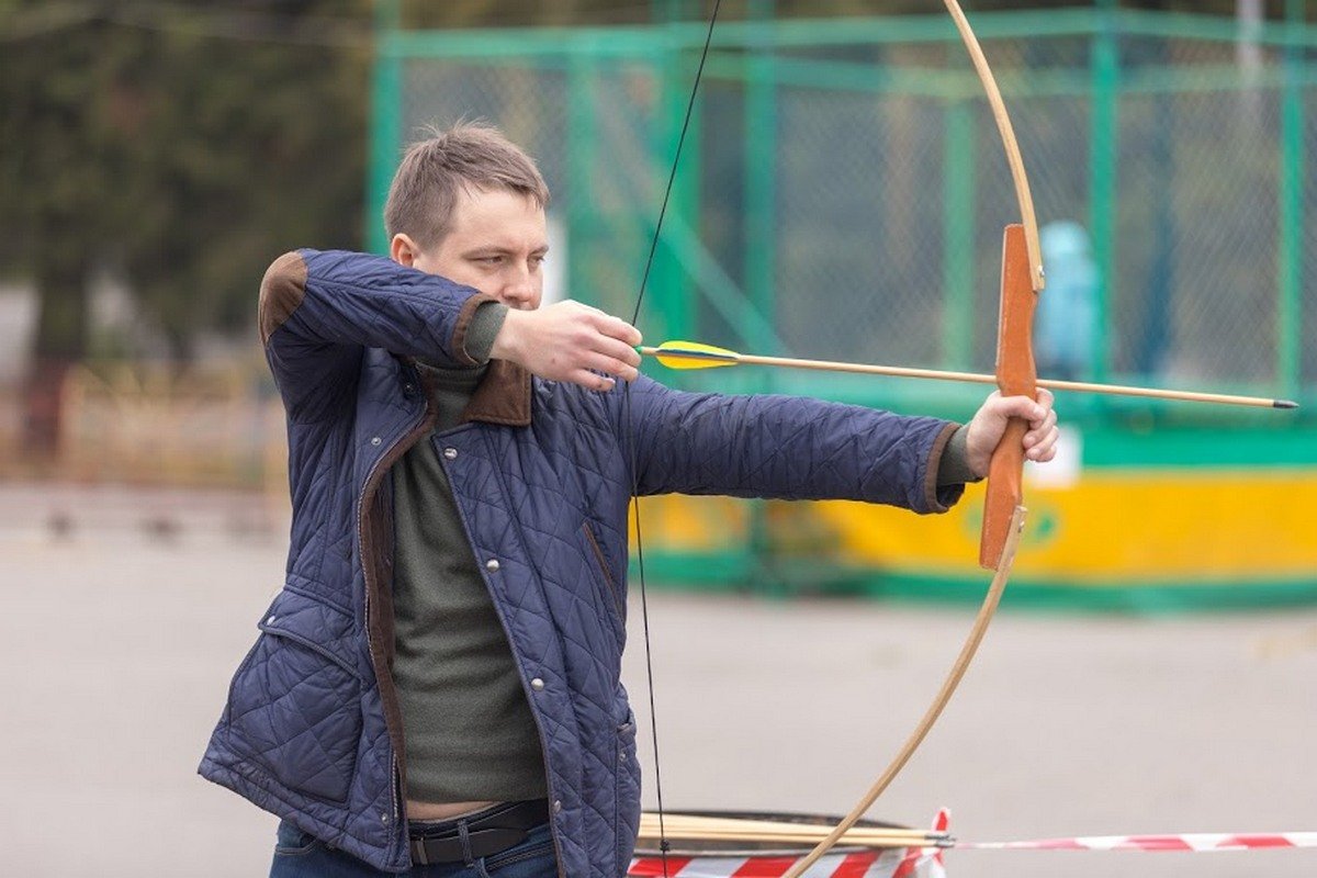 При деле и взрослые...