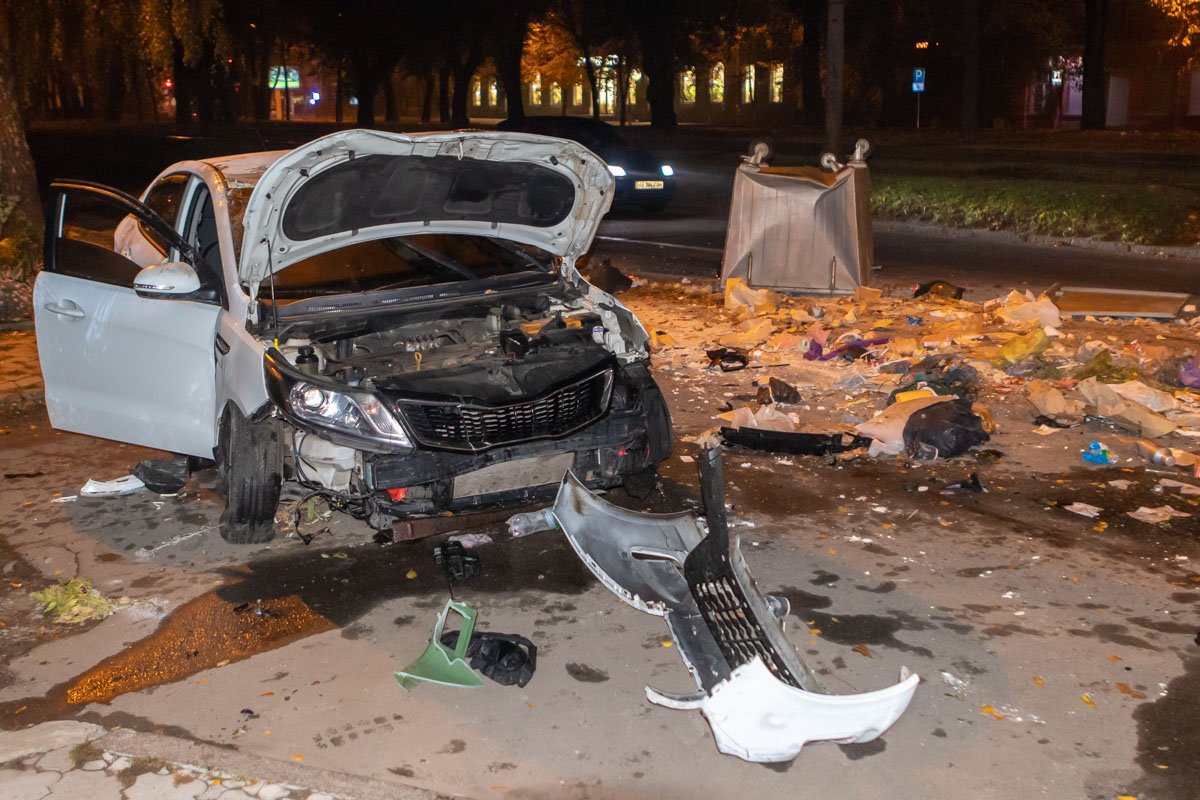 Kia снес несколько мусорных баков Kia снес несколько мусорных баков