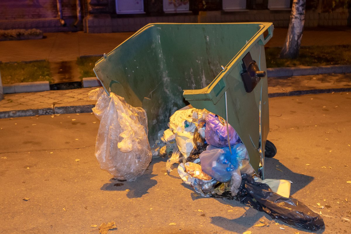 Контейнеры не выдержали удара  Контейнеры не выдержали удара